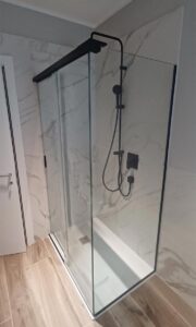 Box doccia in vetro con anta scorrevole installato a Fiorano Modenese (Modena) | VETRERIA GBM