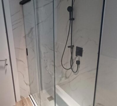 Box doccia in vetro con anta scorrevole installato a Fiorano Modenese (Modena) | VETRERIA GBM
