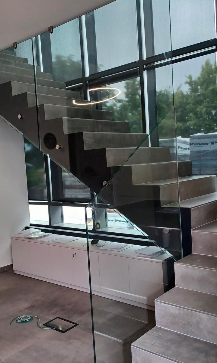 Parapetto in vetro per scala all’interno della nuova sede di un’azienda a Bomporto (Modena) | VETRERIA GBM