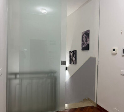Installazione porta scorrevole in vetro a Modena | VETRERIA GBM